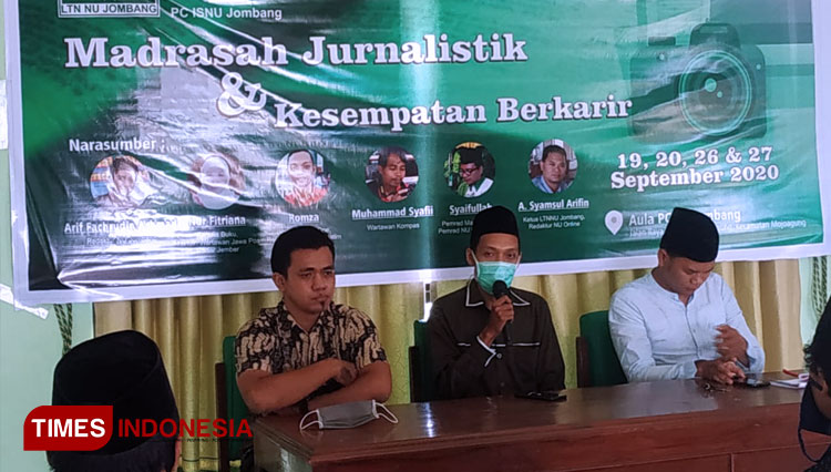 Penyampaian materi pada madrasah jurnalistik di PC NU Jombang (FOTO: Rohmadi/TIMES Indonesia)