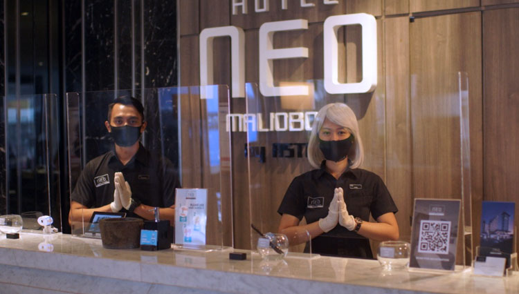 Hindari kontak langsung dengan tamu, petugas hotel lakukan salam tanpa kontak fisik. (FOTO: PR Neo Malioboro for TIMES Indonesia) 