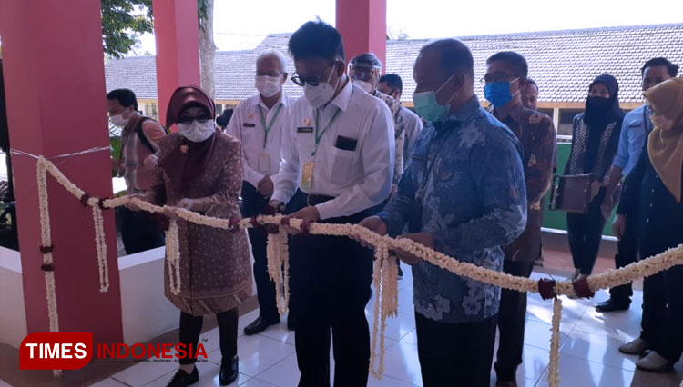 A dan B Pemotongan pita dan penandatanganan prasasti sebagai tanda diresmikanya asrama dan laboratorium Penyuluhan di Polbangtan Malang (FOTO: AJP/TIMES Indonesia)
