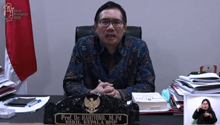 Prof Dr Hariyono MPd saat memberi materi pada mahasiswa baru UB Malang secara daring. (foto: tangkapan layar UBTV)