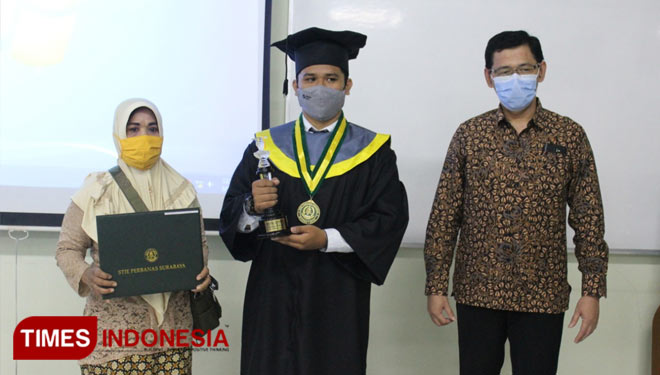 Rizal Efendi (tengah) wisudawan terbaik STIE Perbanas Surabaya (Foto : Inntan Wulandari /TIMES Indonesia)