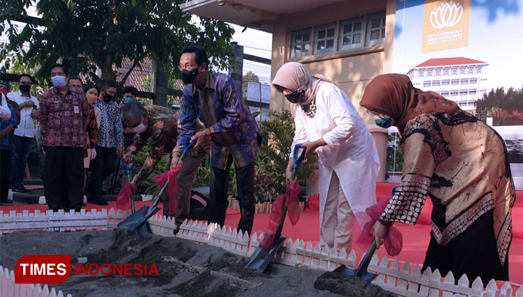 Gubernur DIY, Sri Sultan HB X turut melakukan ground breaking atau peletakan batu pertama untuk pembangunan Gedung Grha Padmanaba SMAN 3 Yogyakarta. (FOTO: Wiwit/TIMES Indonesia)