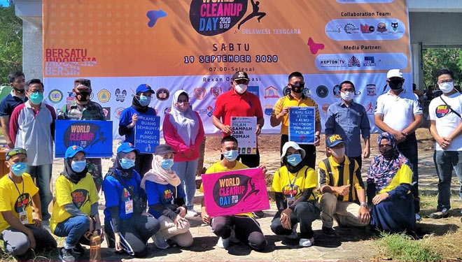 Kegiatan kerja bakti yang diinisiasi Peduli Ciptaan Indonesia dan Sukarelawan Hijau Baubau dalam rangka World Cleanup Day, Sabtu (19/9/2020). (Foto: Instagram WCID Sultra dan Sukarelawan Hijau Baubau) 