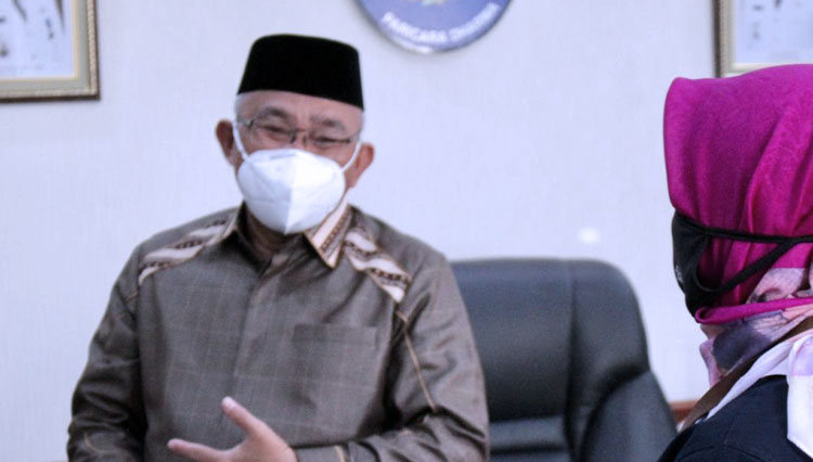 Wali Kota Depok, Mohammad Idris tengah berbicara dengan perwakilan dari BPS, Jumat (18/9). (Foto: Twitter Pemkot Depok) 