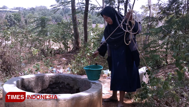 Warga saat mengambil air di sumur untuk mencuci (Foto: Dede Sofiyah/TIMES Indonesia)