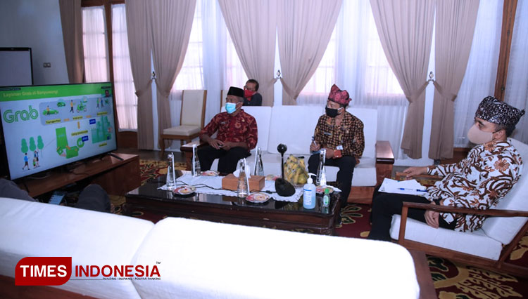 Bupati Banyuwangi Abdullah Azwar Anas melakukan Webinar bersama manajemen Grab (Foto: Rizki Alfian/TIMES Indonesia)