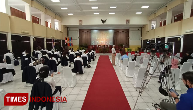 Para mahasiswa baru tahun akademik 2020-2021 saat menghadiri sidang terbuka senat guru besar Universitas Widyatama. (Foto: Iwa/ TIMES Indonesia)