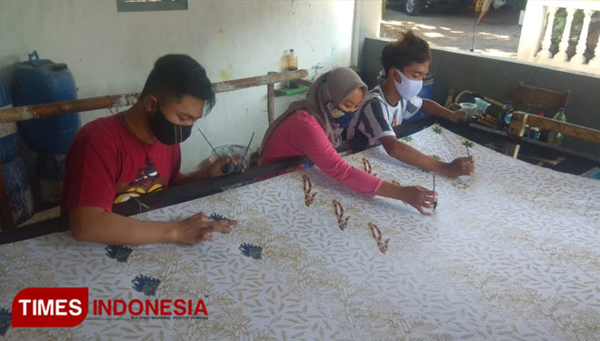 Sejumlah karyawan Batik Ki Ronggo Bondwoso tetap produktif meski di tengah pandemi Covid-19 (FOTO: Moh Bahri/TIMES Indonesia).