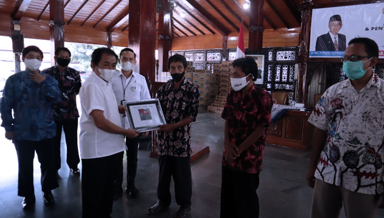 Bupati Banjarnegara Budhi Sarwono menerima simbolis bantuan aksintan Kementan RI. (FOTO: Kominfo for TIMES Indonesia)