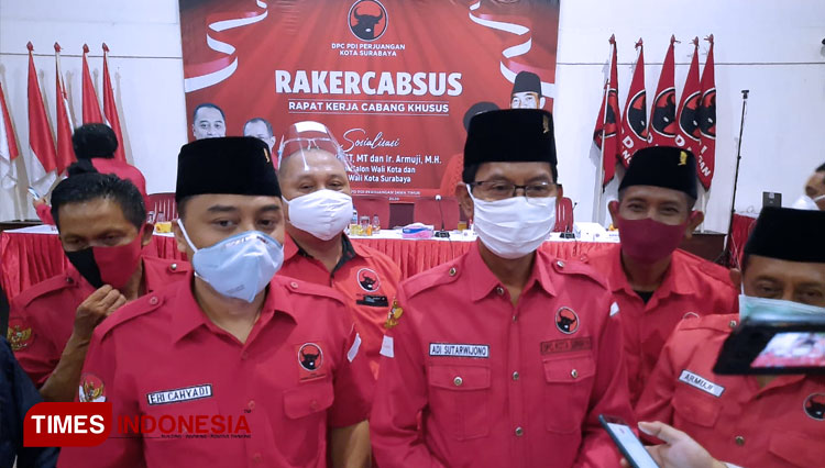 (ki-ka) Eri Cahyadi, Adi Sutarwijono dan Armuji usai Rakercabsus di Kantor DPD PDI Perjuangan, Surabaya, Minggu (20/9/2020). (FOTO: Lely Yuana/TIMES Indonesia) 