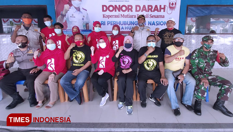 Foto bersama usai donor darah di pelabuhan semut Ternate. (Foto: Wahyudi Yahya/TIMES Indonesia)