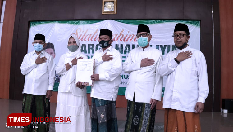 Calon Bupati dan Wakil Bupati Tuban, Hj. Khozanah Hidayati – Ir. H Mohammad Anwar (AMAN) tandatangani Kontrak Jamiyah Nahdlatul Ulama’ (NU). (FOTO: Safuwan/TIMES Indonesia) 