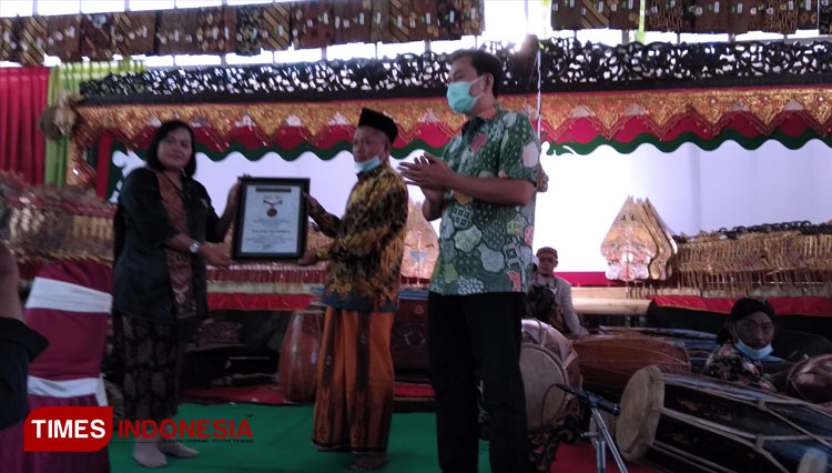Pemberian penghargaan rekor muri kepada H Mas Sulthon (FOTO: Rohmadi/TIMES Indonesia)