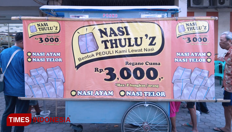 Antrian para pembeli nasi thulu'z 3.000 Pulasaren kota Cirebon (Foto: Dede Sofiyah/TIMES Indonesia)