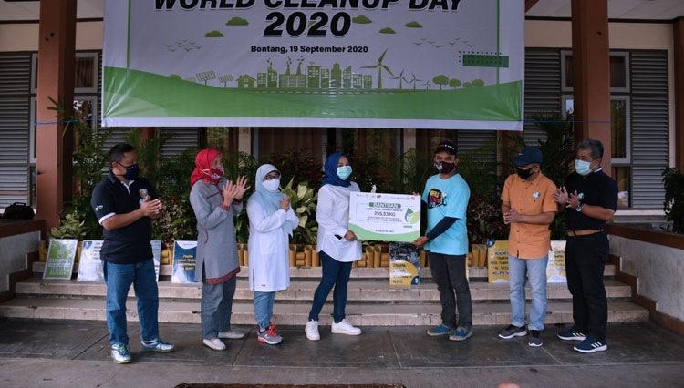 PIKA Pupuk Kaltim kumpulkan sampah dalam rangka world cleanup day 2020 (Foto: Humas Pupuk Kaltim For TIMES Indonesia)
