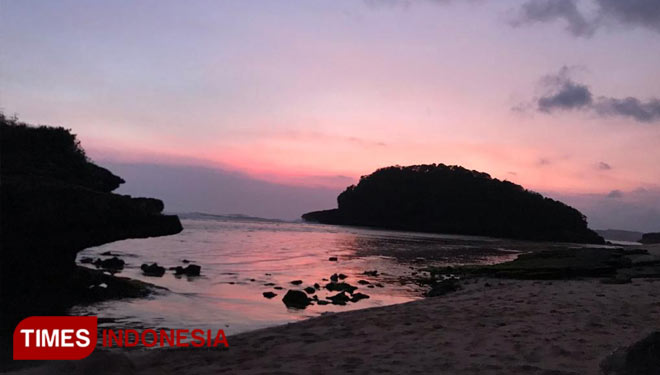 A beautiful twilight ambience at Watu Leter Beach, Malang. (PHOTO: Chatelia Noer Cholby/TIMES Indonesia)