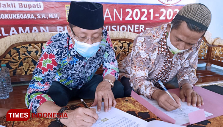 Bacalon Bupati Tuban Setiajit saat tanda tangan kontrak politik, Minggu (20/09/2020). (Foto: Safuwan/TIMES Indonesia) 