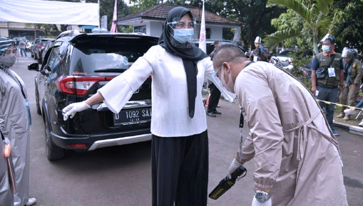 Peserta SKB CPNS tahun 2019 untuk Pemkab Bandung tengah menjalani pemeriksaan kesehatan. (Foto: Humas Pemkab Bandung for TIMES Indonesia)