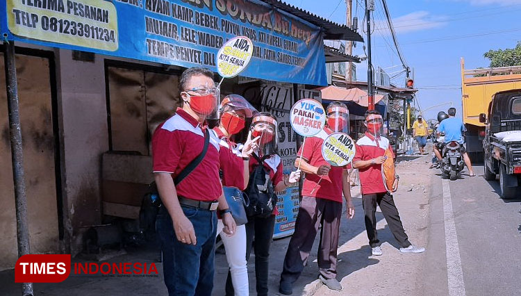 SD Katolik Santa Maria 2 Malag Bagikan Masker Gratis. (FOTO: AJP TIMES Indonesia)