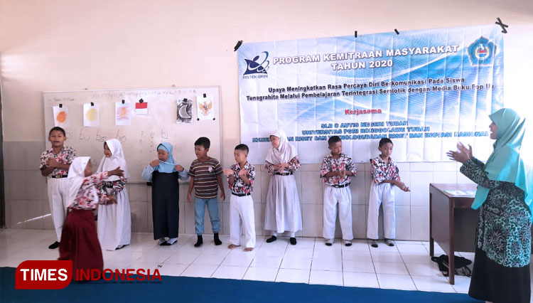 Para siswa tuna grahita di SLB C Autis Negeri Tuban saat mengikuti proses pembelajaran terintegrasi semiotik dengan media buku pop, Minggu, (20/09/2020)(Foto: Achmad Choirudin/TIMES indonesia)