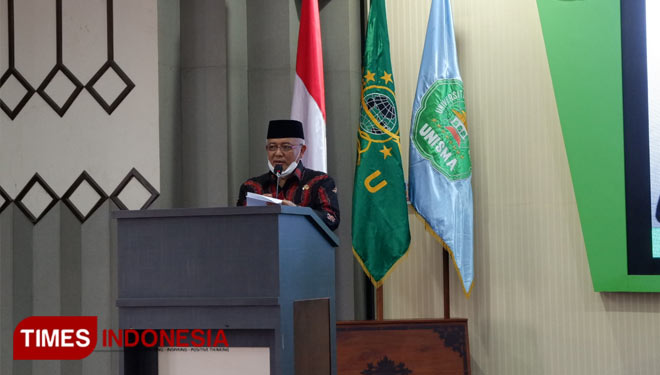 Bupati Malang HM Sanusi memberikan sambutan kepada para pelaku UMKM di Unisma. (Foto: Naufal Ardiansyah/TIMES Indonesia)