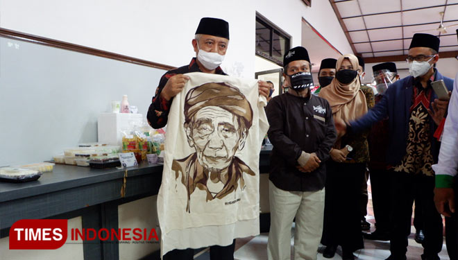 Bupati Malang HM Sanusi menunjukkan karya Samsuddin, warga Lawang, Kabupaten Malang yang membuat sketsa wajah Mbah Moen dari kain bordir. (Foto: Naufal Ardiansyah/TIMES Indonesia)