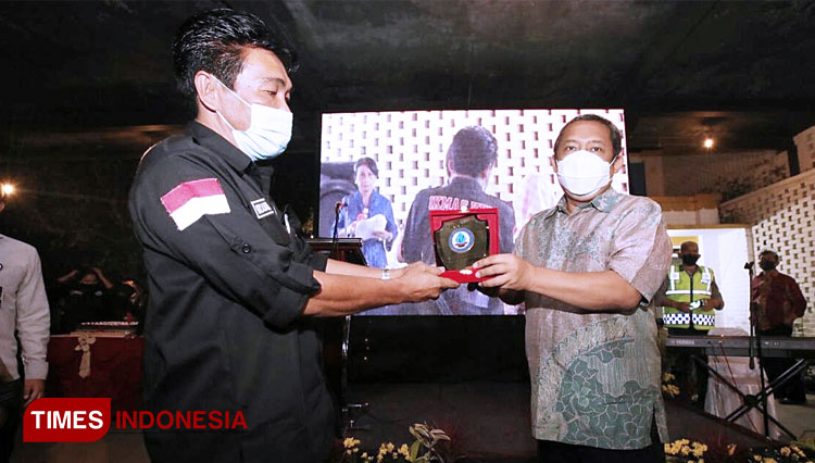 Wakil Wali Kota Bandung Yana Mulyana (kanan) saat menghadiri Acara Perayaan HUT Paguyuban Ikmas Kei Jawa Barat. (FOTO: Humas Pemkot Bandung for TIMES Indonesia)