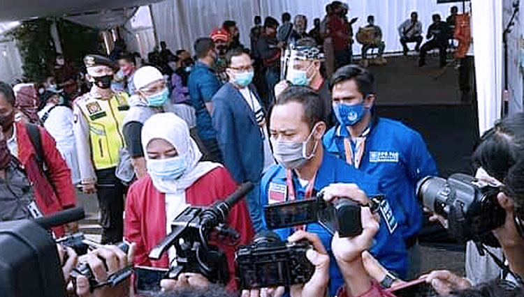 Calon Bupati Bandung Yena Iskandar Masoem dan Calon Wakil Bupati Bandung Atep Rizal saat memberikan keterangan pers. (Foto: Dila/TIMES Indonesia)