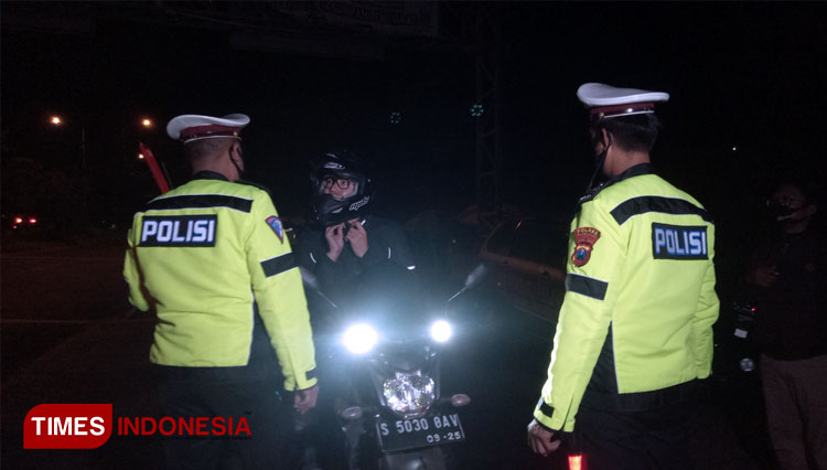 Seorang pengendara motor terjaring operasi yustisi di Jembatan Suramadu karena tidak memakai masker. (FOTO: Doni Heriyanto/TIMES Indonesia)