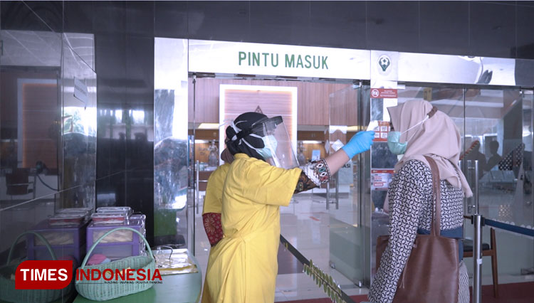 Petugas lakukan pengecekan suhu tubuh kepada pengunjung. (FOTO: Humas RSUP Sardjito Yogyakarta for TIMES Indonesia) 
