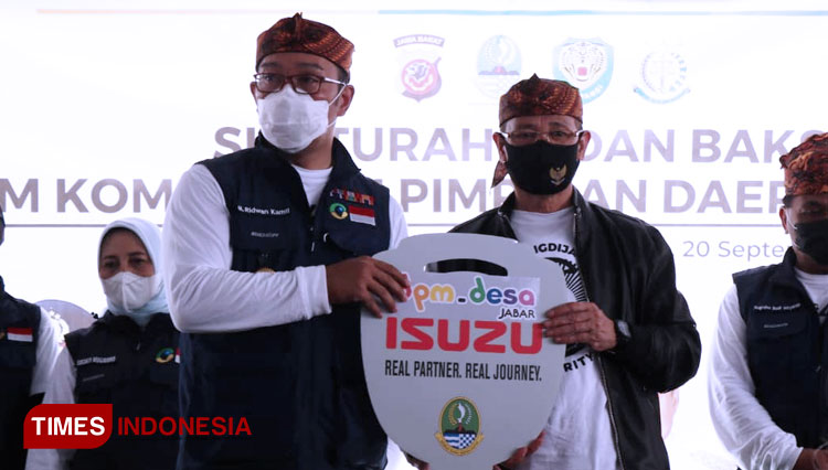 Gubernur Jabar, Ridwan Kamil (kiri) menyerahkan secara simbolis kunci Maskara kepada Bupati Majalengka, H Karna Sobahi (kanan). (Foto: Jaja Sumarja/TIMES Indonesia) 
