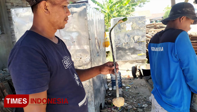 Proses pengelolaan umbi iles-iles milik pak Didit di Dusun Klagen, Desa Kepuhkembeng Kecamatan Peterongan Kabupaten Jombang. (Foto: Rohmadi/TIMES Indonesia)