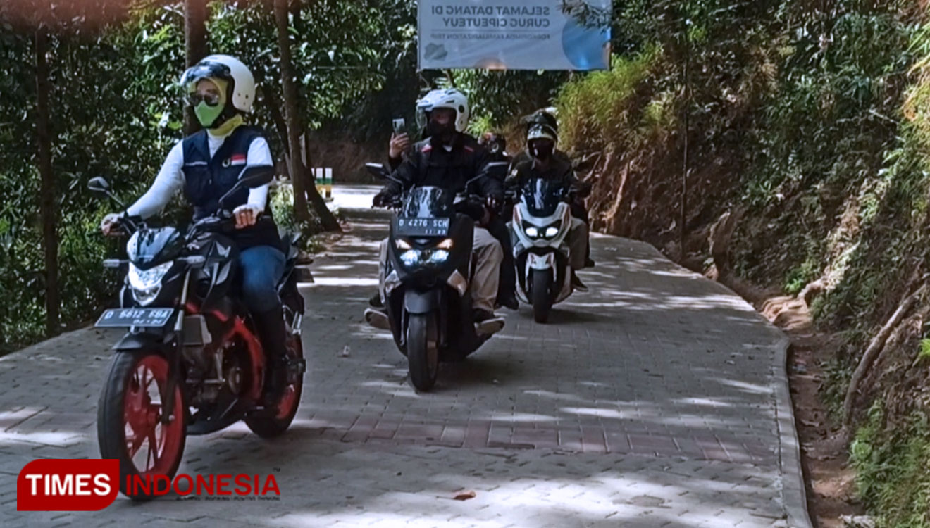 Atalia Praratya istri Gubernur Jawa Barat, Ridwan Kamil, menunggangi sepeda motor ke Curug Cipeuteuy Majalengka. (Foto: Jaja Sumarja/TIMES Indonesia)