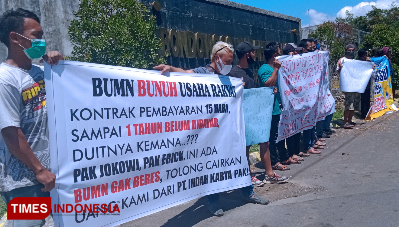 Belasan penyuplai sengon dan petani melakukan aksi demo menuntut uang mereka dibayarkan oleh Pabrik triplek Bondowoso Indah Plywood PT Indah Karya. Total hutang Rp 8 miliar lebih (FOTO: Moh Bahri/TIMES Indonesia)