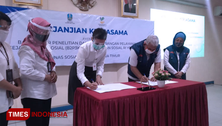 Dinas Sosial Jatim saat menandatangi kerjasama dengan BP2P3KS Kemensos RI, Senin (21/9/2020). (Foto: Khusnul Hasana/TIMES Indonesia)