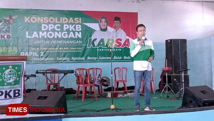 Wakil Sekretaris DPW PKB Jawa Timur, Fauzan Fuadi, saat memberikan orasi politik untuk kemenangan pasangan KarSa pada konsolidasi terakhir DPC PKB Lamongan Dapil 2, Senin (21/09/2020). (Foto : Moch. Nuril Huda/TIMES Indonesia)