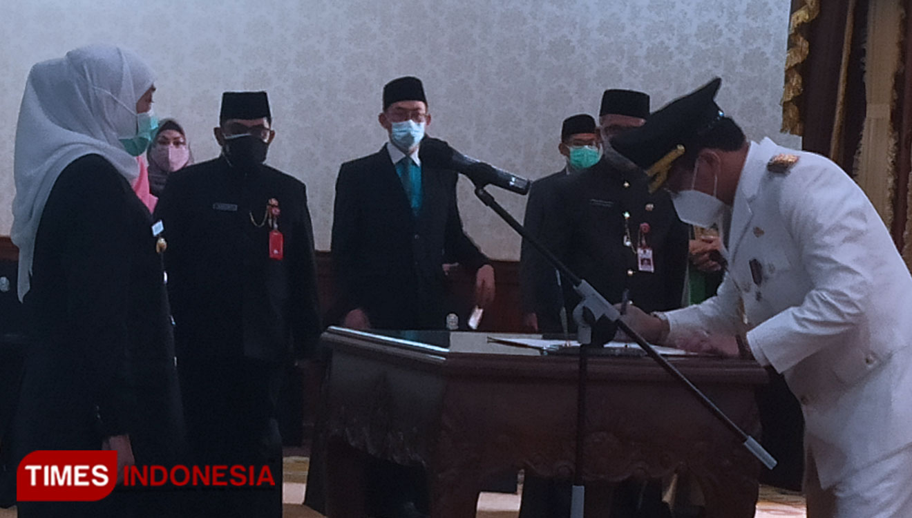  Gubernur Khofifah melantik Raharto Teno Prasetyo sebagai Wali Kota Pasuruan sisa masa jabatan 2016-2021 di Gedung Negara Grahadi, Senin (21/9/2020).(Foto: Lely Yuana/TIMES Indonesia)