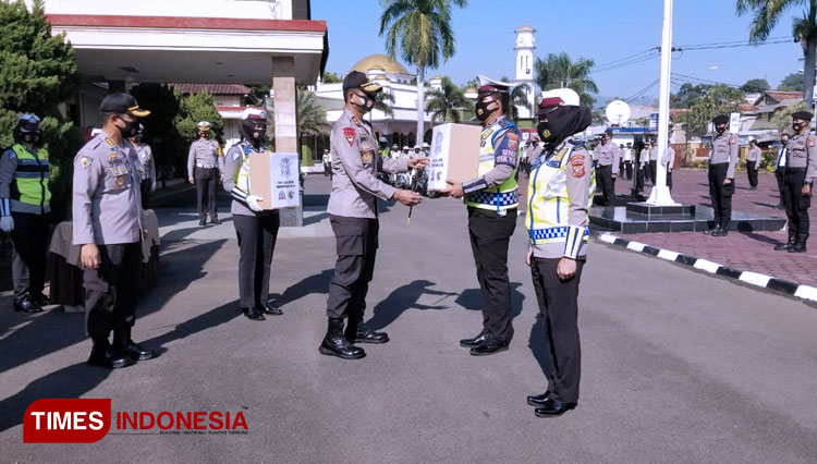 Kapolda Jabar Irjen Pol Rudi Sufahriadi secara simbolis memberikan paket bansos untuk masyarakat yang akan dibagikan melalui petugas Satlantas Polresta Bandung. (Foto: Iwa/TIMES Indonesia)