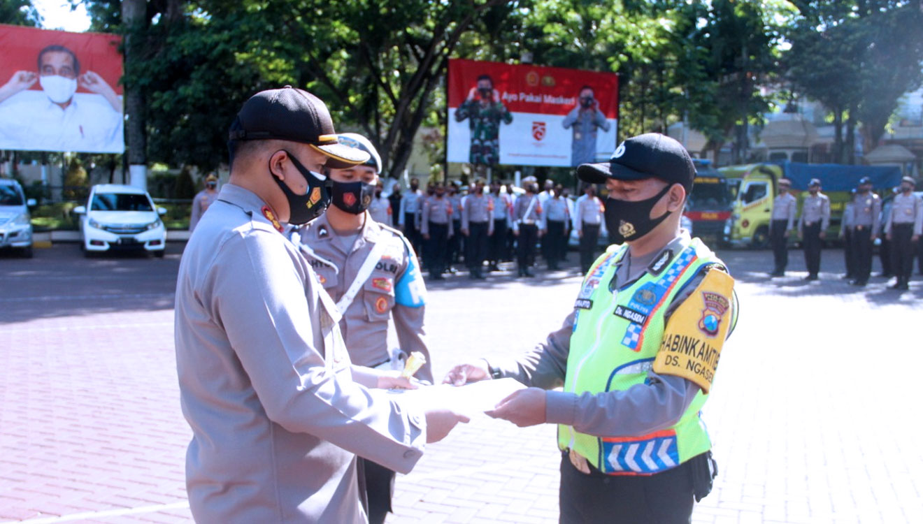 Kapolres Malang AKBP Hendri Umar saat menyerahkan penghargaan kepada anggota Berprestasi. (Foto: Humas Polres Malang)