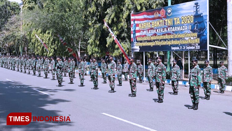 Pembukaan Karya Bakti TNI sekaligus pelepasan 750 personel di depan Pendapa Agung Bangkalan. (FOTO: Doni Heriyanto/TIMES Indonesia)