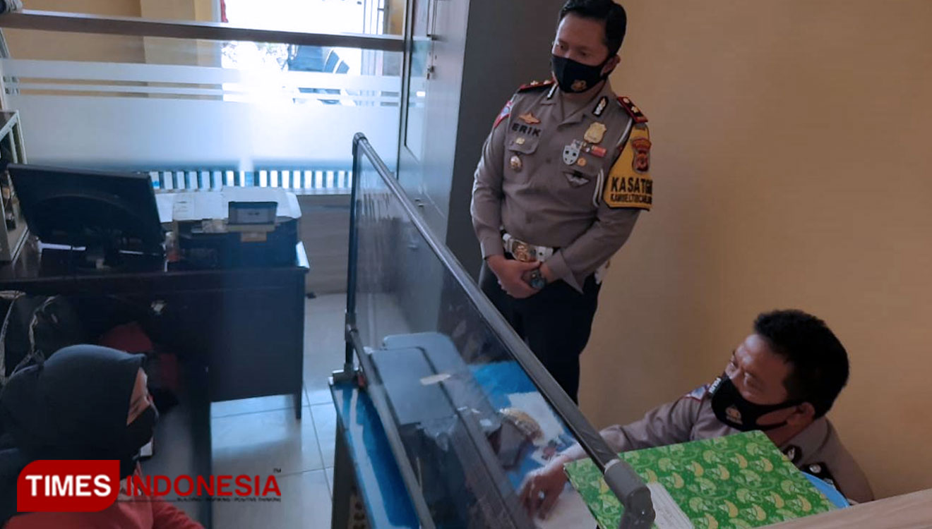 Kasatlantas Polresta Bandung Kompol Erik Bangun Prakarsa saat meninjau langsung layanan di unit laka lantas yang kini memakai sekat. (Foto: Iwa/TIMES Indonesia)