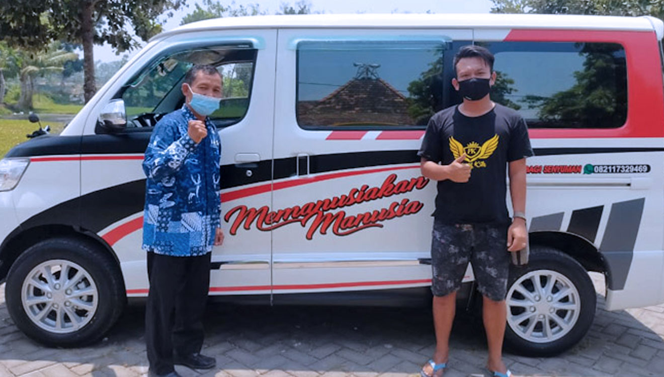 Ketua Kabar Panceng Didik Sihabul Millah bersama perangkat desa di Kecamatan Panceng saat mempromosikan mobil ambulans. (Foto: Dokumen Kabar Panceng for TIMES Indonesia)