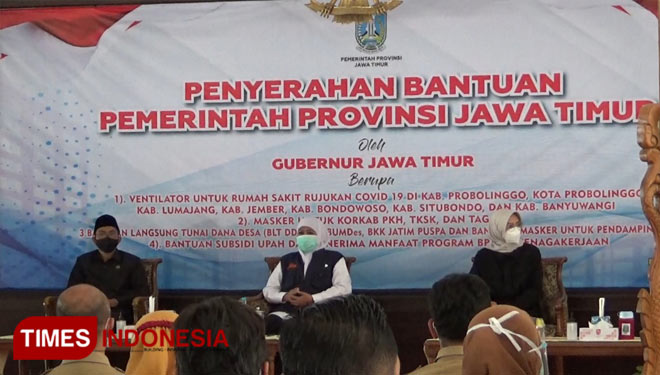 Gubernur Jawa Timur Khofifah Indar Parawansa, salurkan ventilator dan sejumlah bantuan sosial untuk warga Probolinggo. (FOTO: Happy/TIMES Indonesia)