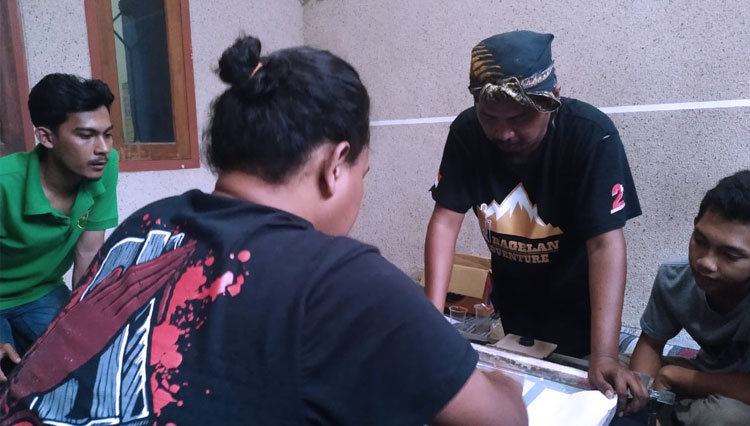 Komunitas pecinta alam saat mengikuti sarasehan pembuatan sablon yang digelar Dagelan Adventure dan Uprise Surabaya. Nampak mereka menunjukkan hasil sablonan setelah acara, Senin (21/9/2020). (FOTO: Dok. Komunitas) 