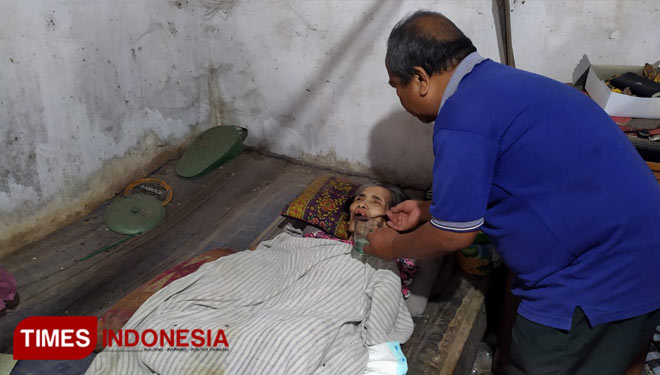 Kustomo, merawat istrinya pada saat masih hidup (Foto : Dok. TIMES Indonesia)