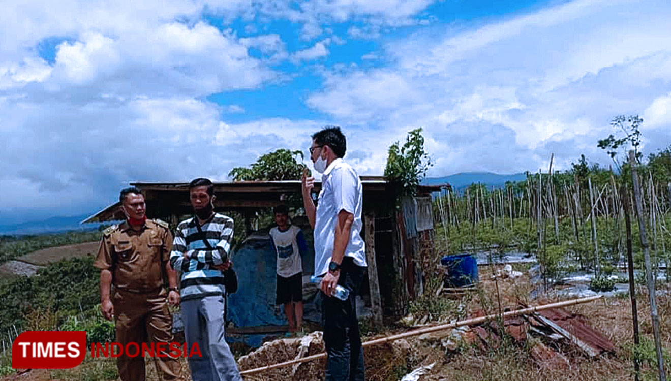 Lurah Iko meninjau lokasi pemasangan antena transitor di puncak sebuah bukit di Dusun Tanjung Keling (Foto: Asnadi/TIMES Indonesia) 