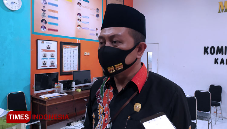 Mahrus Ali, Ketua KPU Lamongan, saat memberikan keterangan kepada wartawan. (FOTO: MFA Rohmatillah/ TIMES Indonesia)