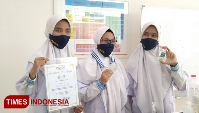 Pelajar SMA Muhammadiyah 10 GKB Gresik saat menunjukkan sertifikat serta medali (Foto: Akmal/TIMES Indonesia).