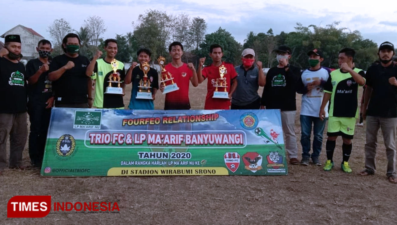 Para pemenang dalam pertandingan sepakbola Fourfeo Relationship 2020 di Stadion Wirabhumi Srono (Foto : Rizki Alfian/TIMESIndonesia)