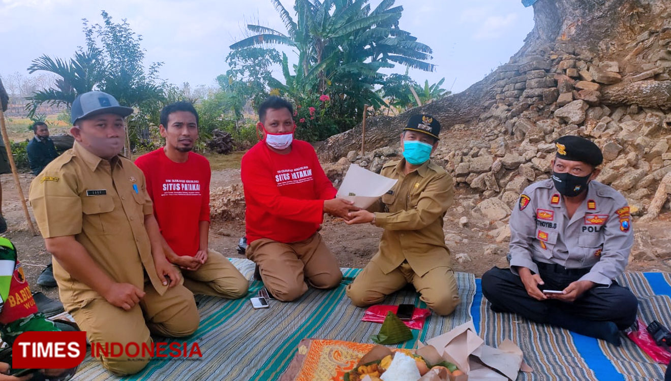 Pemotongan tumpeng dan doa bersama sebelum memulai ekskavasi Candi Patakan, Senin (21/9/2020). (FOTO: MFA Rohmatillah/TIMES Indonesia)